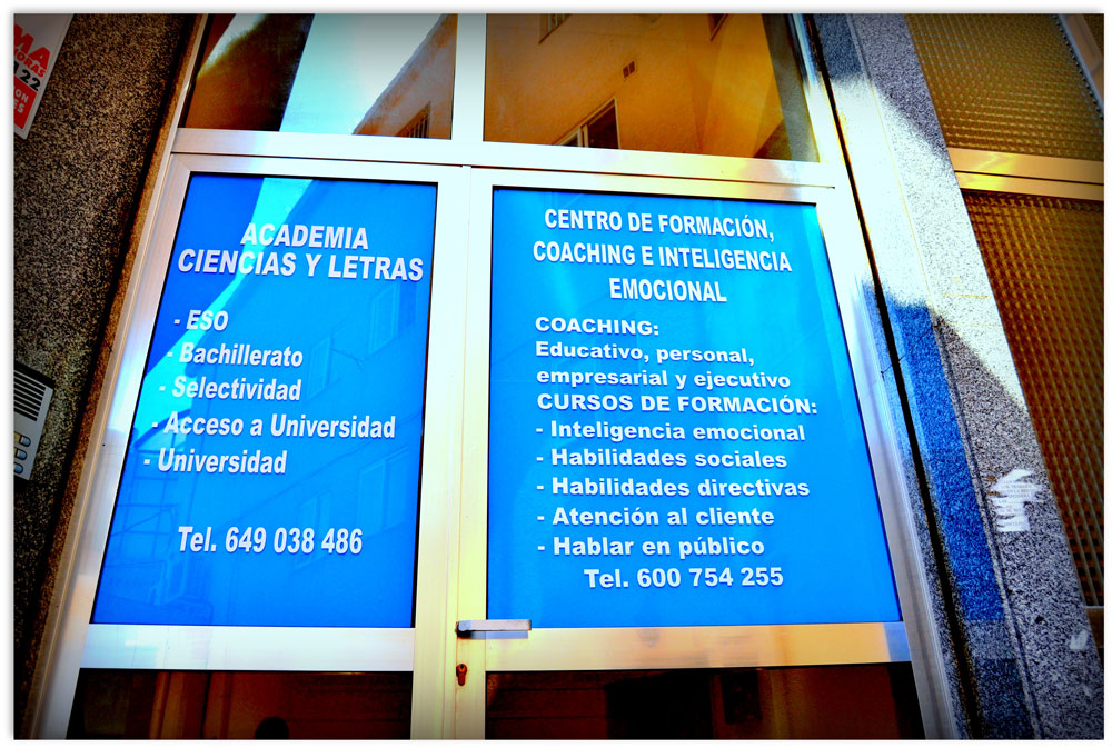 Entrada de la academia en la calle Del Caño, con el cartel en la puerta